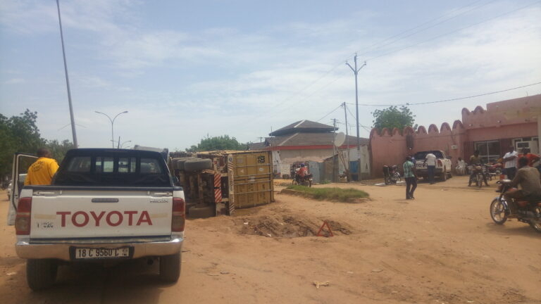 Un gros porteur s&rsquo;écroule sur l&rsquo;avenue Taïwan