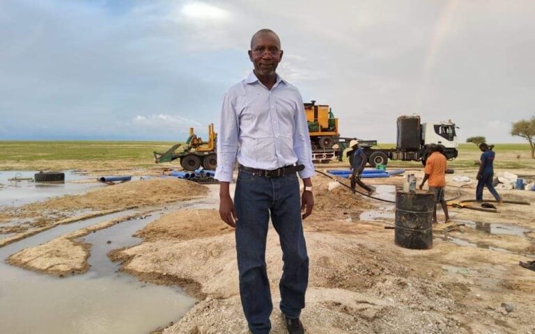 Un Geste Patriotique : Mahamat Issa Halikimi Fournit de l&rsquo;Eau à des Populations Vulnérables