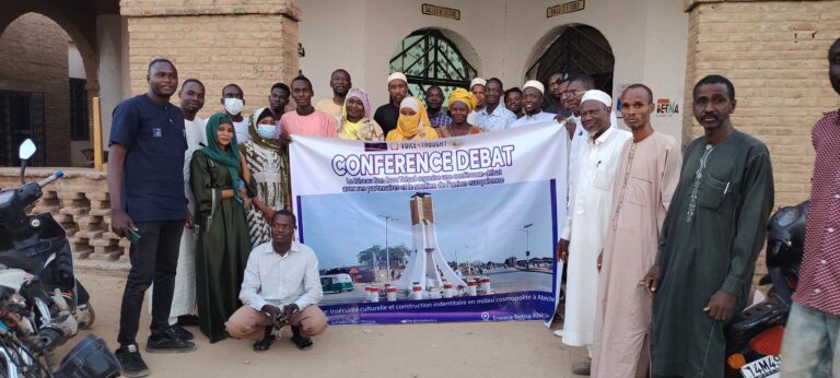 Ouaddaï: La ville d’Abéché a accueilli, le 17 janvier 2026, à l’Espace Betna, une conférence-débat organisée par le Réseau Bon Buzz Tchad, en partenariat avec plusieurs acteurs de la société civile et avec le soutien de l’Union européenne, autour du thème : « Insécurité culturelle et construction identitaire en milieu cosmopolite à Abéché ».