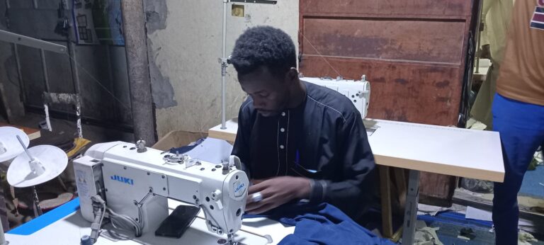 #Société : À l’approche de l’Aïd el-Fitr, les tailleurs du marché de Dembé entre satisfaction et difficultés