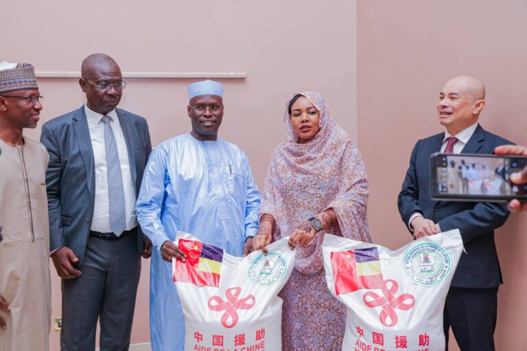 Tchad–Chine : un important don alimentaire de 1 770 tonnes de riz remis aux autorités tchadiennes