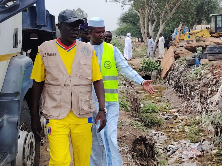 N&rsquo;Djamena | Goudji : le maire du 2ᵉ arrondissement inspecte les voies d&rsquo;évacuation des eaux après les fortes pluies